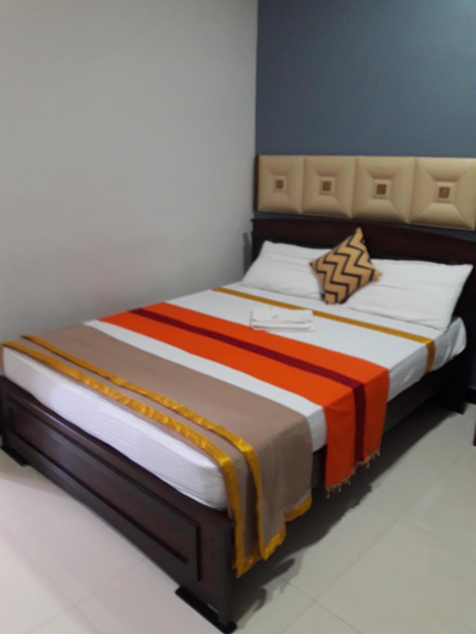 Global City Hotel Maligawatta Esterno foto