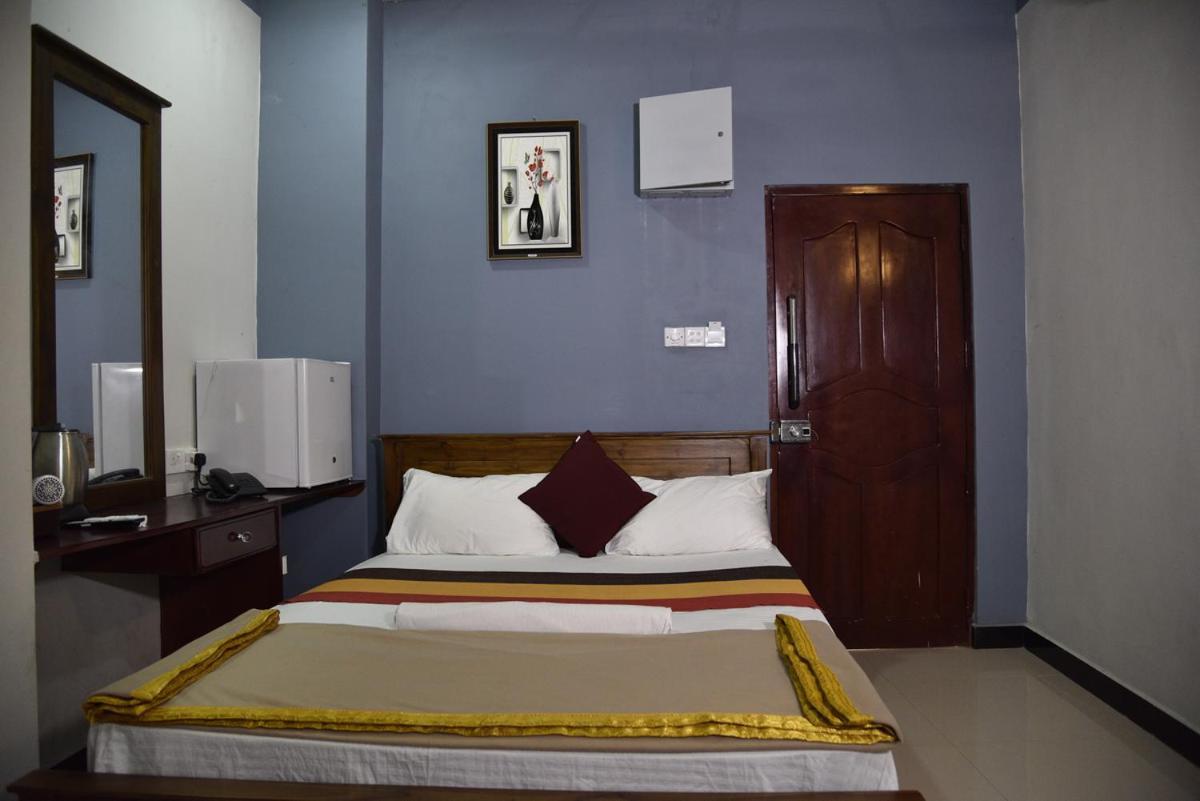 Global City Hotel Maligawatta Esterno foto