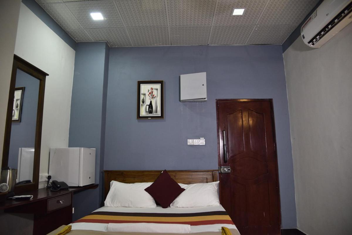 Global City Hotel Maligawatta Esterno foto