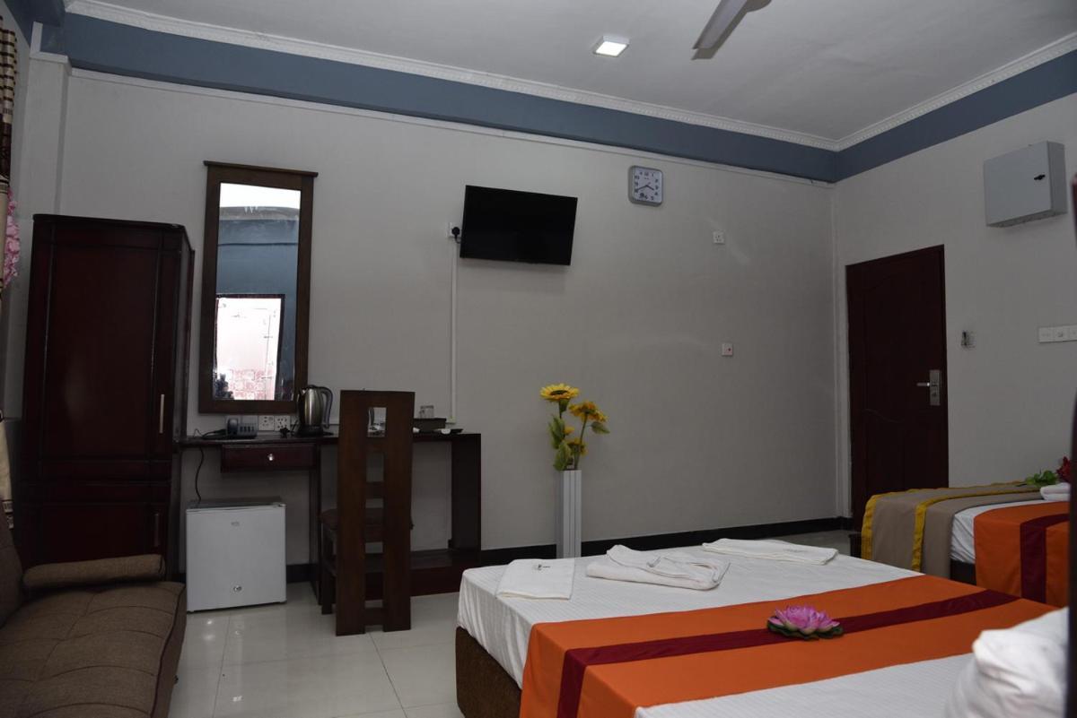 Global City Hotel Maligawatta Esterno foto