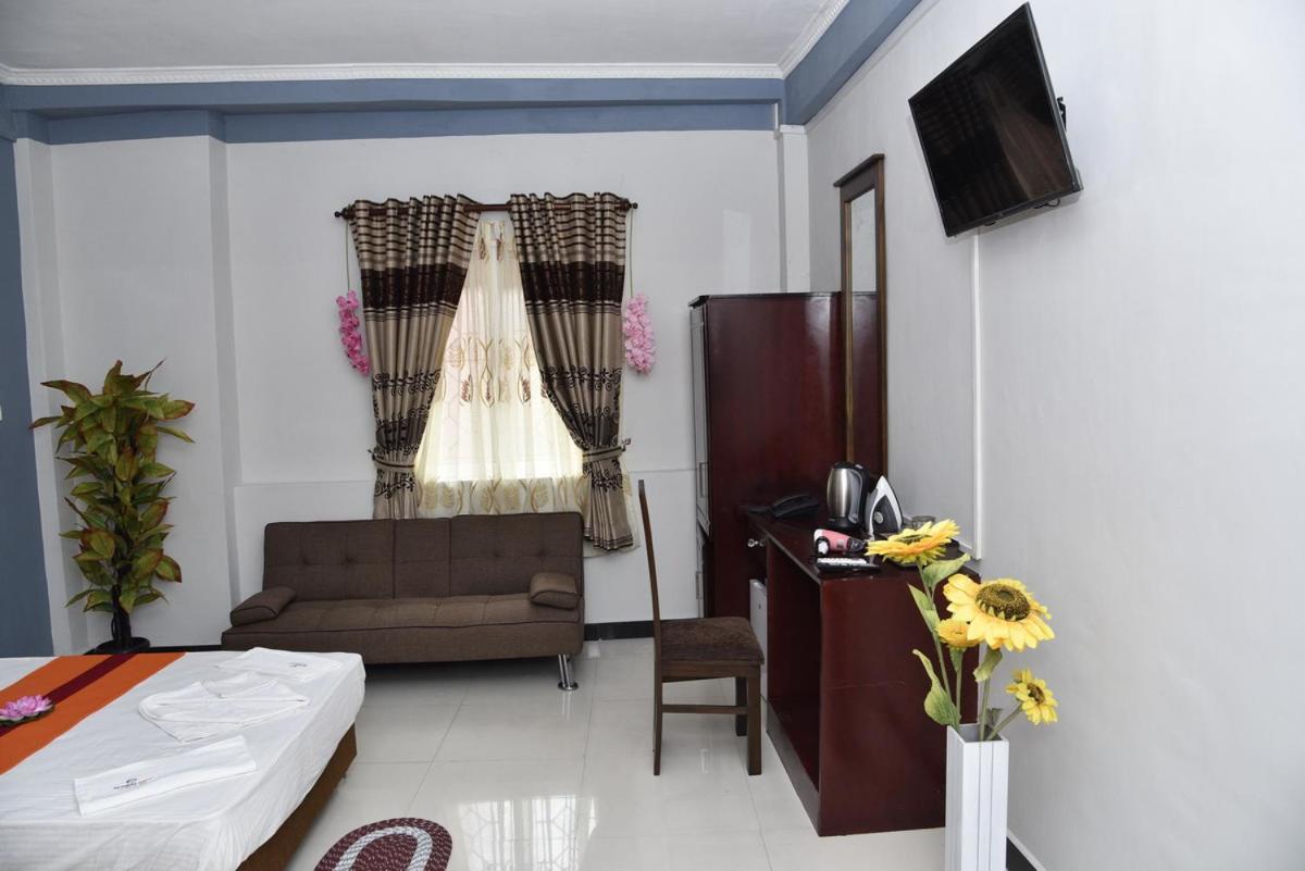 Global City Hotel Maligawatta Esterno foto