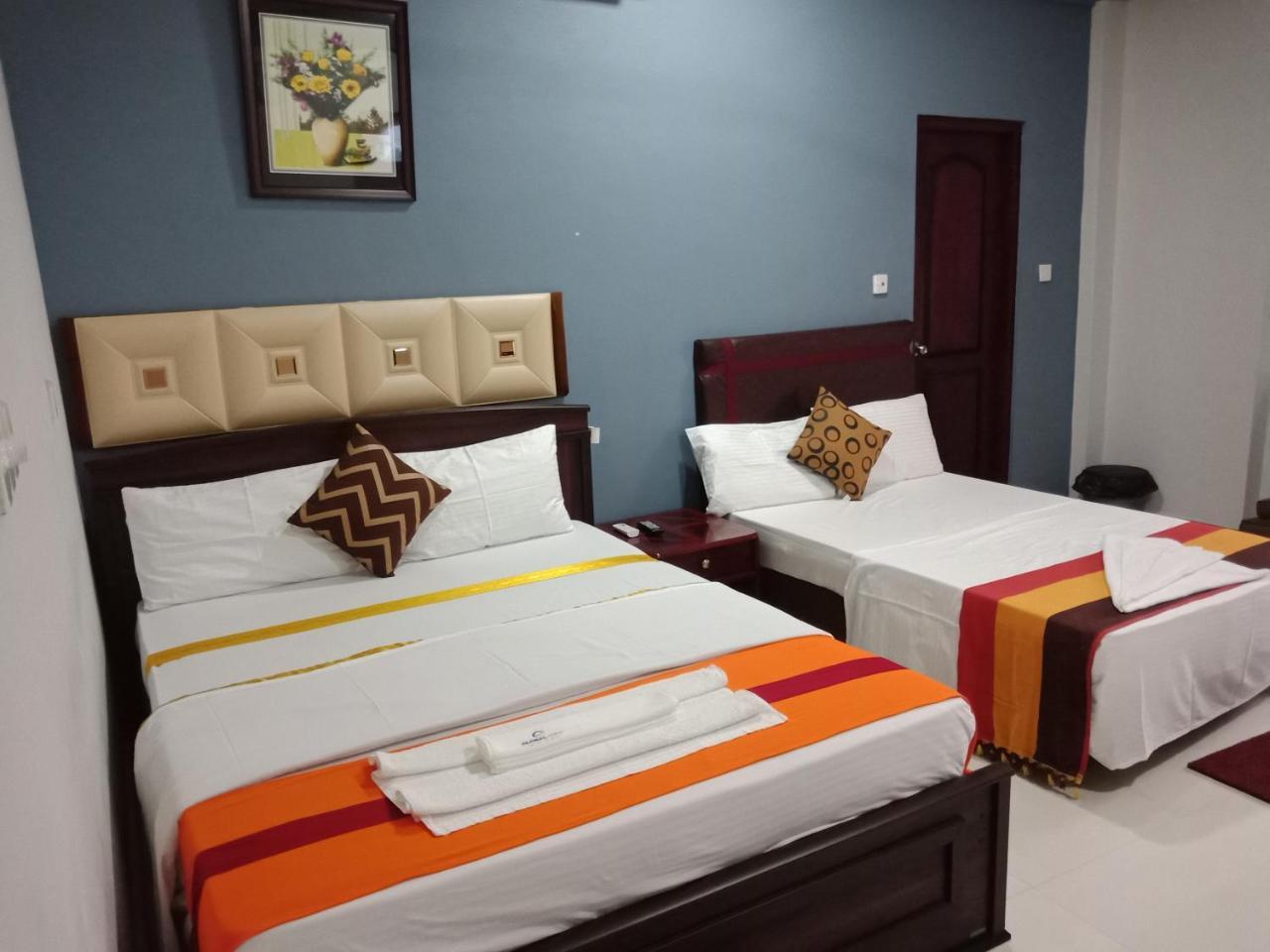 Global City Hotel Maligawatta Esterno foto