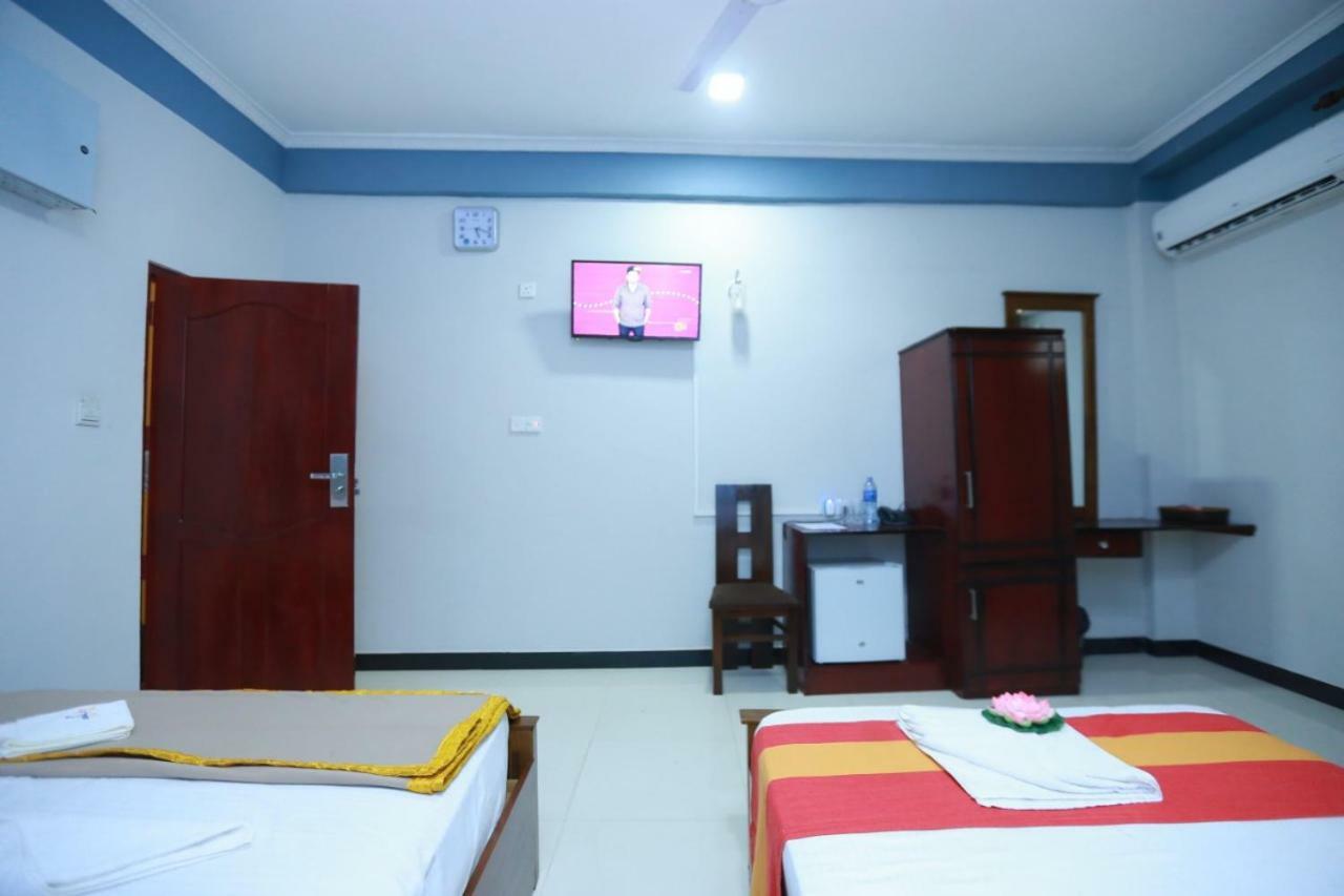 Global City Hotel Maligawatta Esterno foto