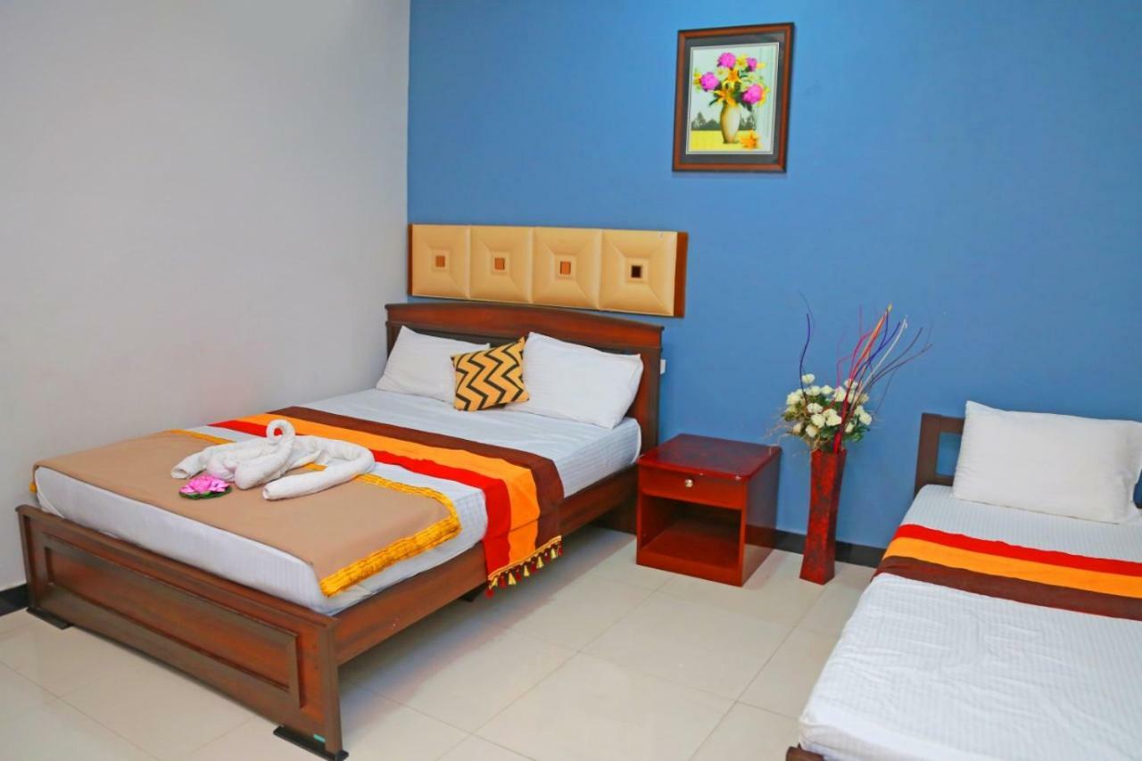 Global City Hotel Maligawatta Esterno foto