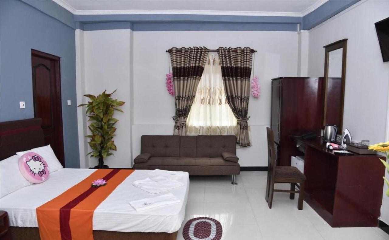 Global City Hotel Maligawatta Esterno foto
